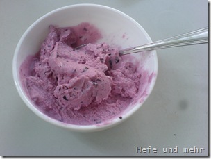 Heidelbeer-Buttermilch-Eis